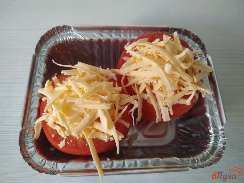 Фото приготовление рецепта: Яичница с сыром в помидоре шаг №7