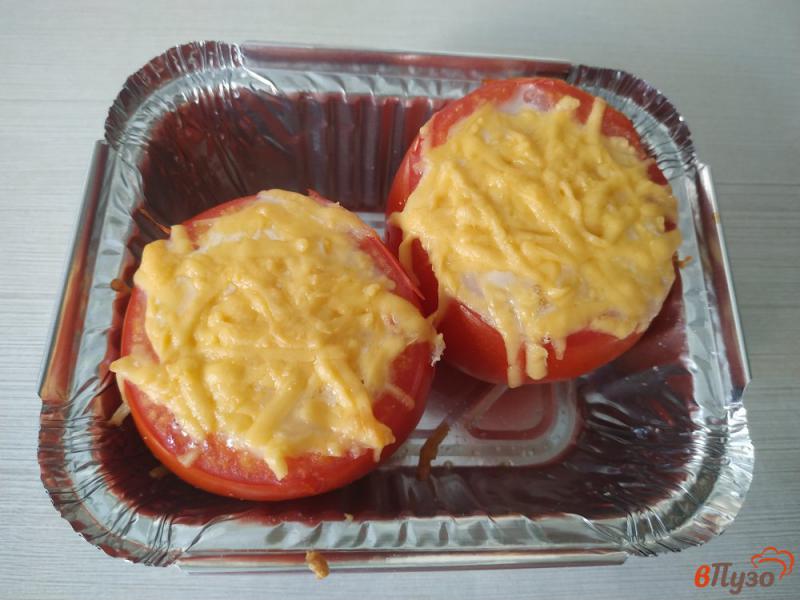 Фото приготовление рецепта: Яичница с сыром в помидоре шаг №8