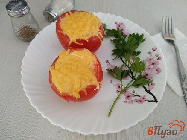 Фото приготовление рецепта: Яичница с сыром в помидоре шаг №9