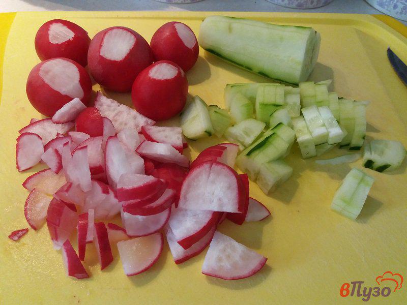 Фото приготовление рецепта: Салат из молодой капусты с редиской и огурцами шаг №3
