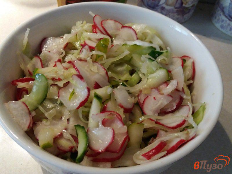 Фото приготовление рецепта: Салат из молодой капусты с редиской и огурцами шаг №6