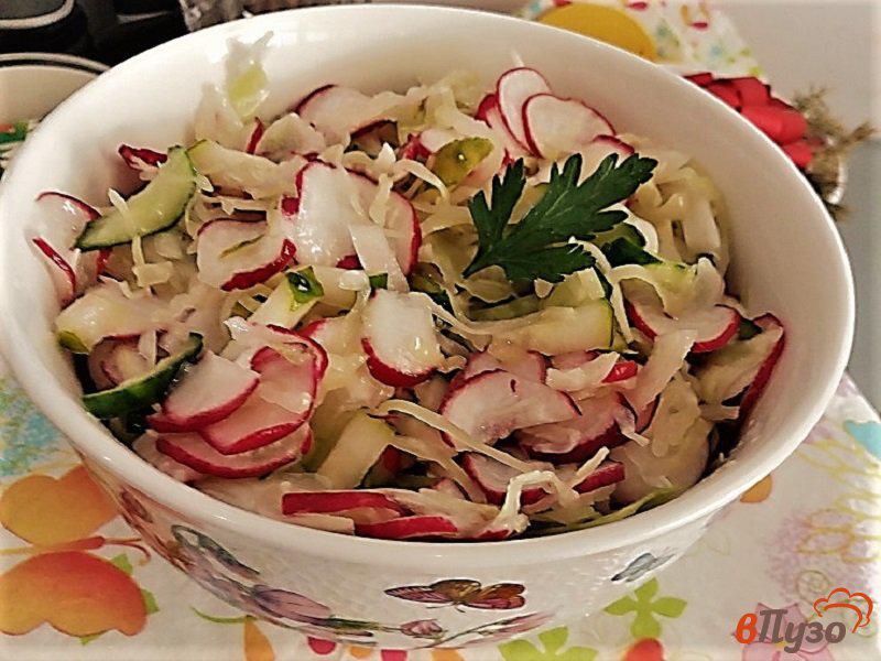 Фото приготовление рецепта: Салат из молодой капусты с редиской и огурцами шаг №7