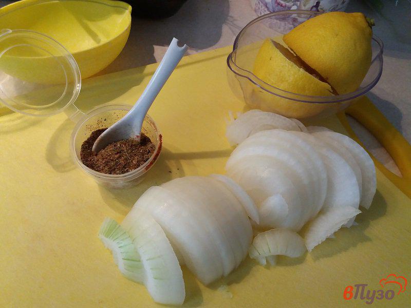 Фото приготовление рецепта: Стейк из свинины маринованные в специях с луком и лимонным соком шаг №3