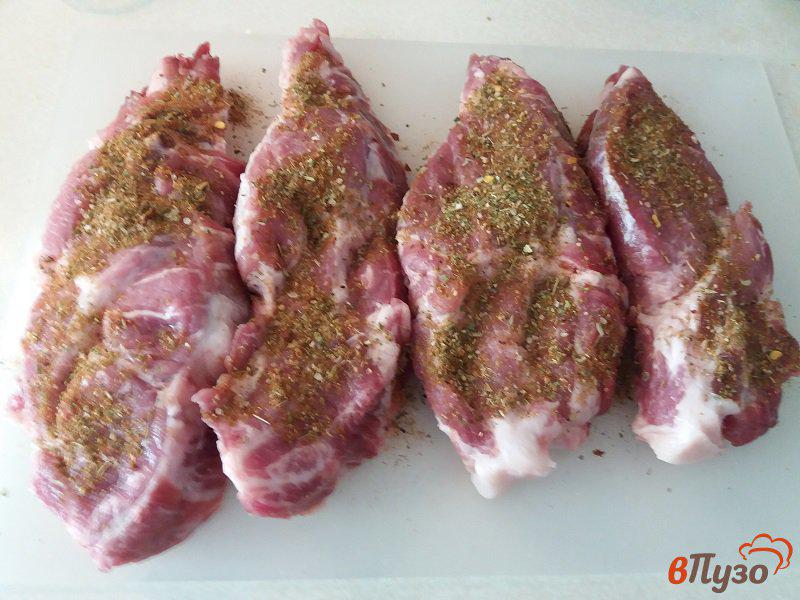 Фото приготовление рецепта: Стейк из свинины маринованные в специях с луком и лимонным соком шаг №4