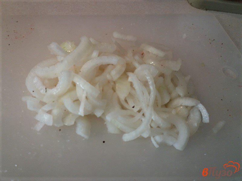 Фото приготовление рецепта: Стейк из свинины маринованные в специях с луком и лимонным соком шаг №5