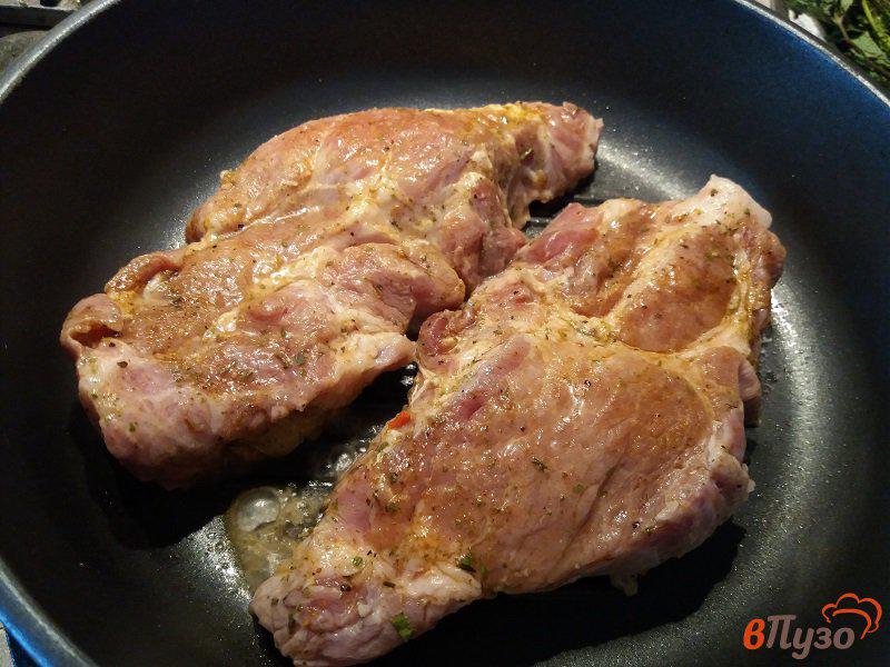 Фото приготовление рецепта: Стейк из свинины маринованные в специях с луком и лимонным соком шаг №8