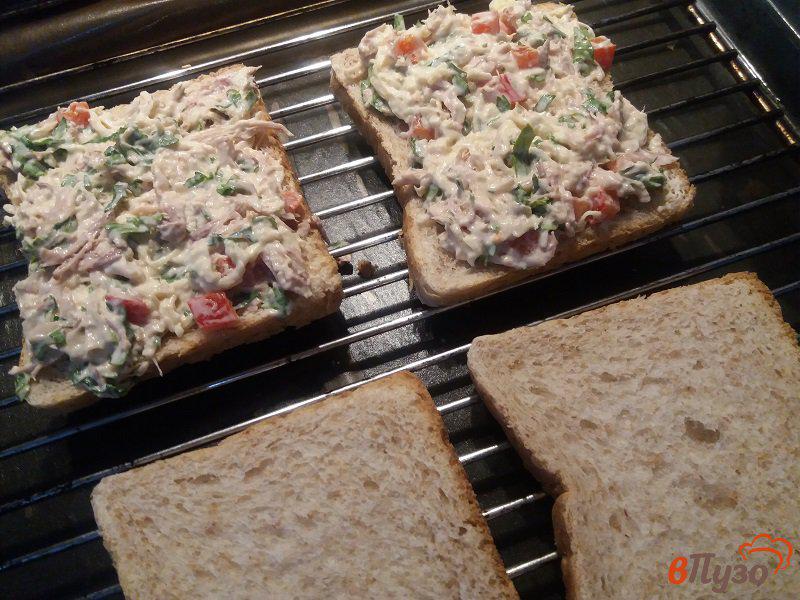Фото приготовление рецепта: Горячие бутерброды с отварной курицей и болгарским перцем шаг №8