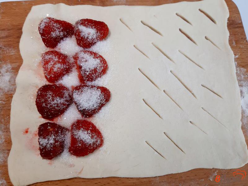 Фото приготовление рецепта: Слоеные пирожки с клубникой шаг №5
