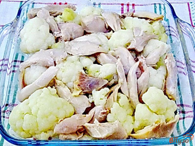 Фото приготовление рецепта: Цветная капуста с куриным мясом в духовке шаг №4