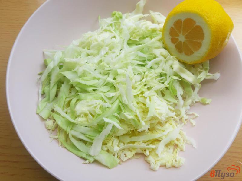 Фото приготовление рецепта: Салат из капусты с маслинами шаг №2