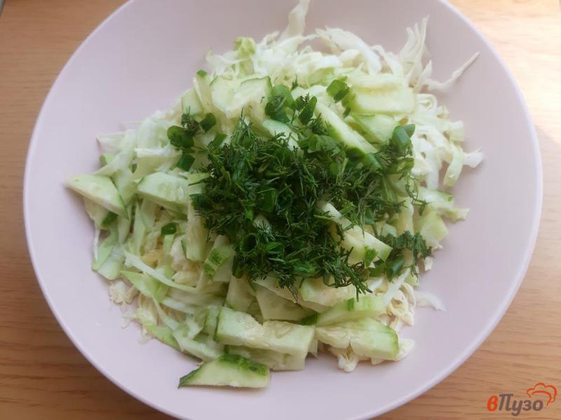 Фото приготовление рецепта: Салат из капусты с маслинами шаг №4