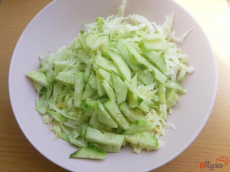 Фото приготовление рецепта: Салат из капусты с маслинами шаг №3