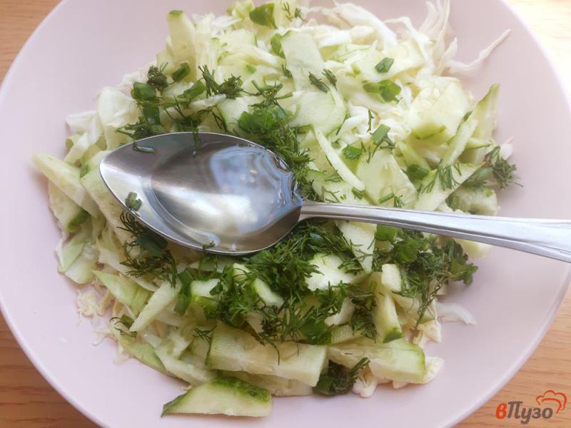 Фото приготовление рецепта: Салат из капусты с маслинами шаг №5