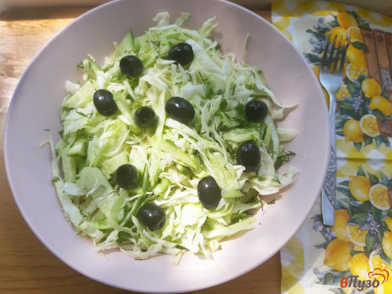 Фото приготовление рецепта: Салат из капусты с маслинами шаг №7