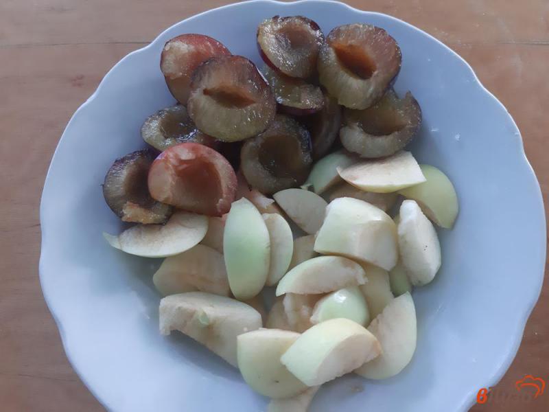 Фото приготовление рецепта: Шарлотка со сливами и яблоками шаг №7