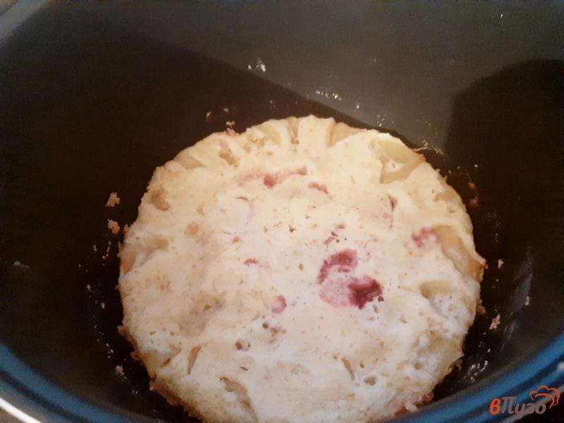 Фото приготовление рецепта: Шарлотка со сливами и яблоками шаг №11