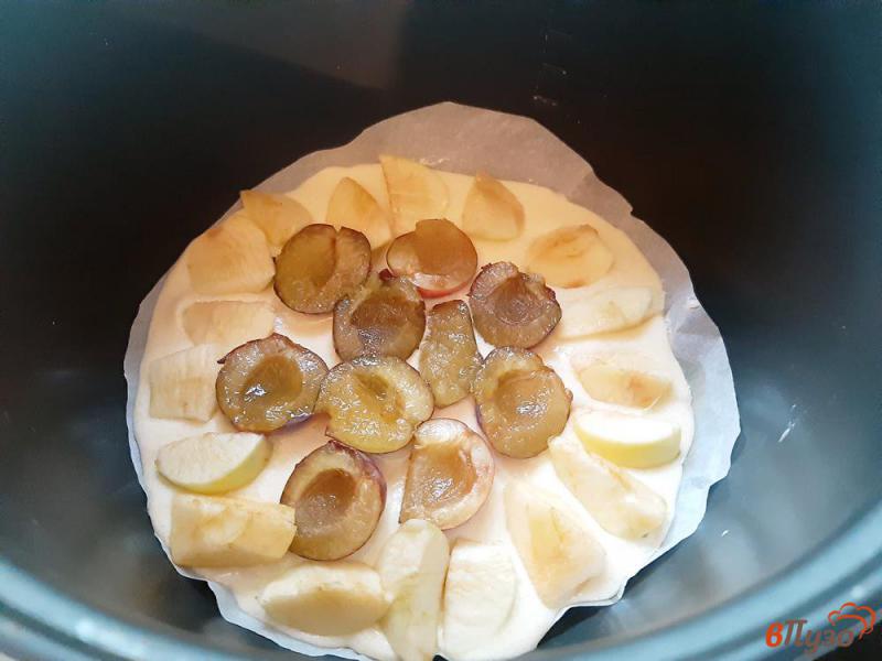 Фото приготовление рецепта: Шарлотка со сливами и яблоками шаг №9
