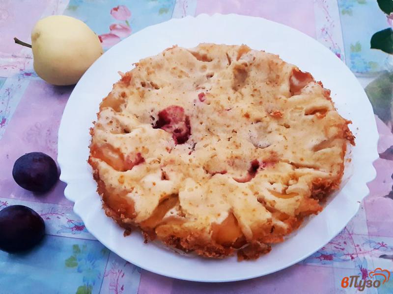 Фото приготовление рецепта: Шарлотка со сливами и яблоками шаг №12