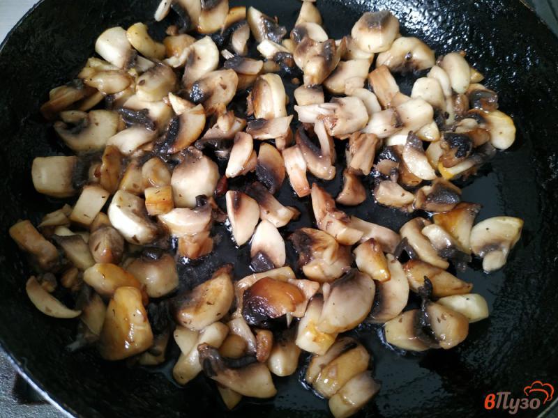 Фото приготовление рецепта: Салат с рисом и жареными грибами шаг №2