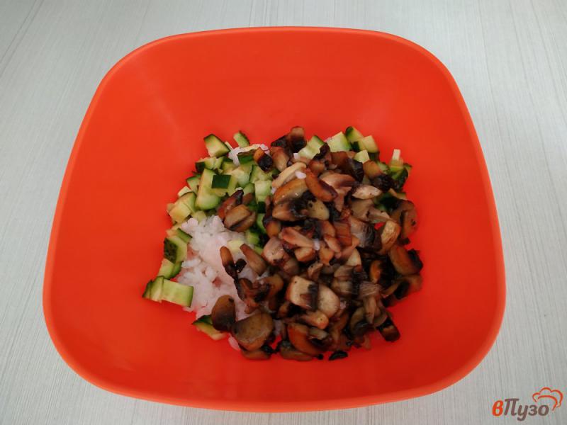 Фото приготовление рецепта: Салат с рисом и жареными грибами шаг №4