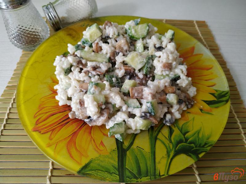Фото приготовление рецепта: Салат с рисом и жареными грибами шаг №6