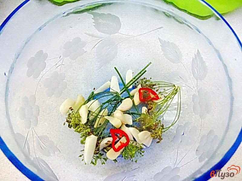 Фото приготовление рецепта: Огурцы малосольные с чесноком и укропом шаг №3