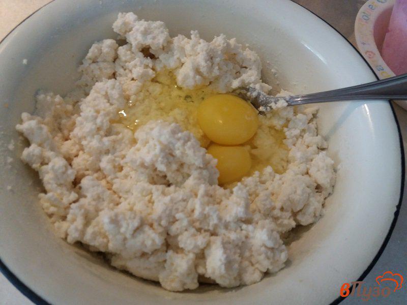 Фото приготовление рецепта: Сырники с изюмом и лимонной цедрой шаг №3