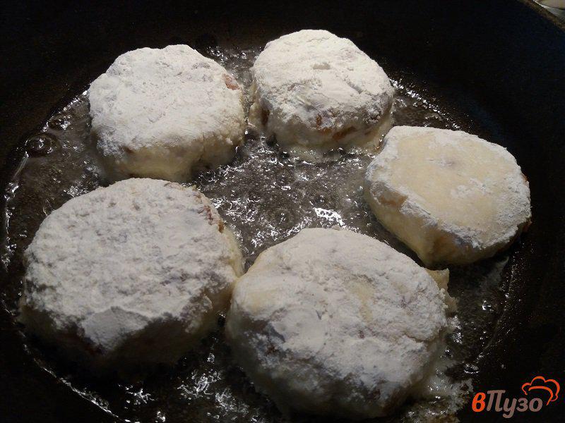 Фото приготовление рецепта: Сырники с изюмом и лимонной цедрой шаг №8