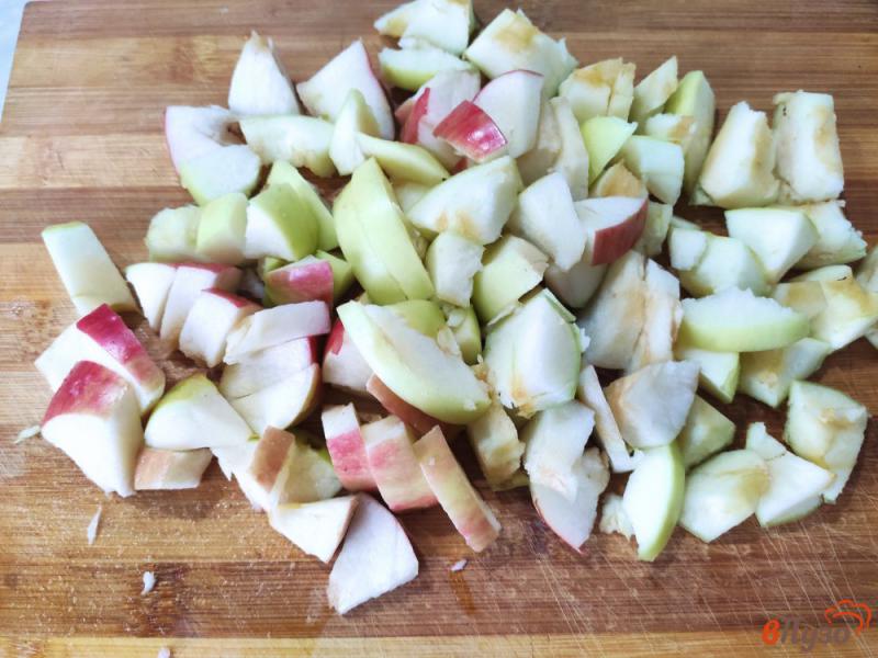 Фото приготовление рецепта: Шарлотка на кефире с яблоками и грецкими орехами шаг №2
