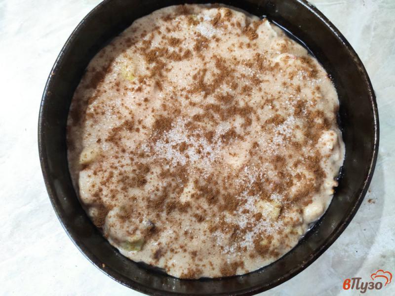 Фото приготовление рецепта: Шарлотка на кефире с яблоками и грецкими орехами шаг №8