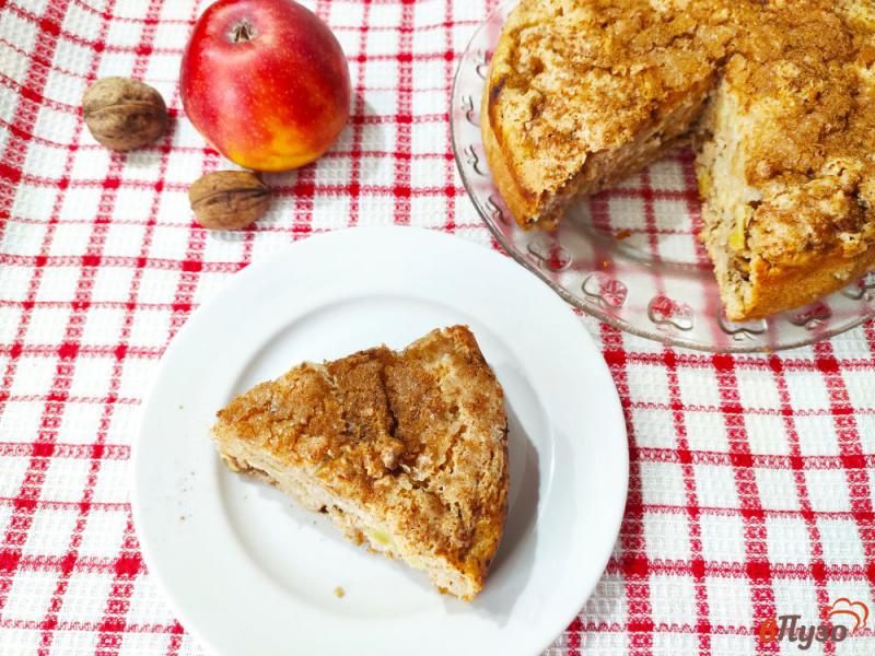 Фото приготовление рецепта: Шарлотка на кефире с яблоками и грецкими орехами шаг №10