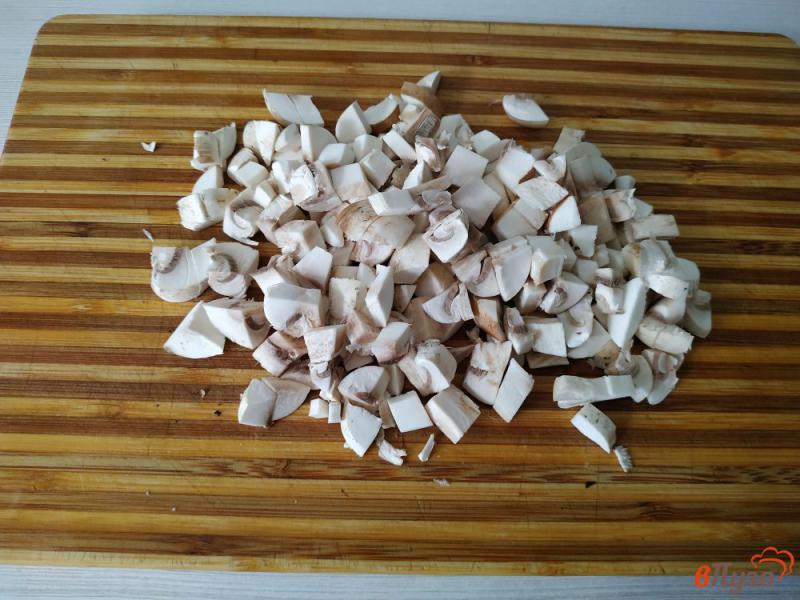 Фото приготовление рецепта: Куриные котлеты рубленые с грибами и плавленым сыром шаг №2