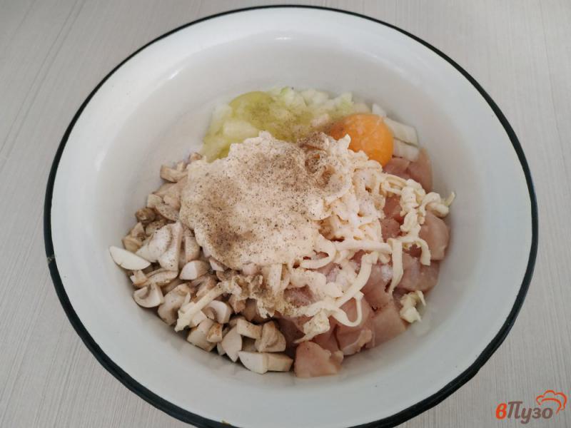 Фото приготовление рецепта: Куриные котлеты рубленые с грибами и плавленым сыром шаг №4