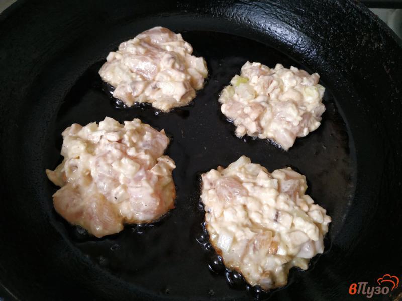 Фото приготовление рецепта: Куриные котлеты рубленые с грибами и плавленым сыром шаг №6