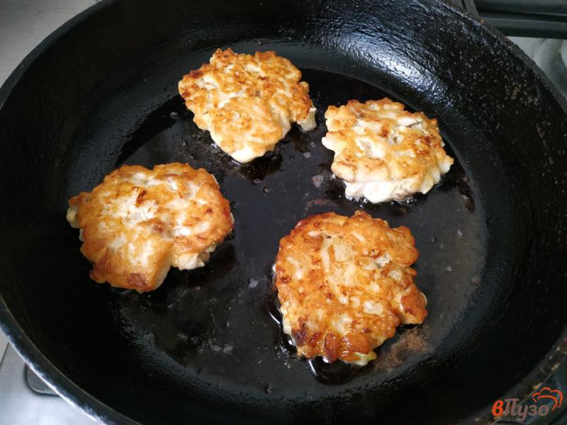 Фото приготовление рецепта: Куриные котлеты рубленые с грибами и плавленым сыром шаг №7