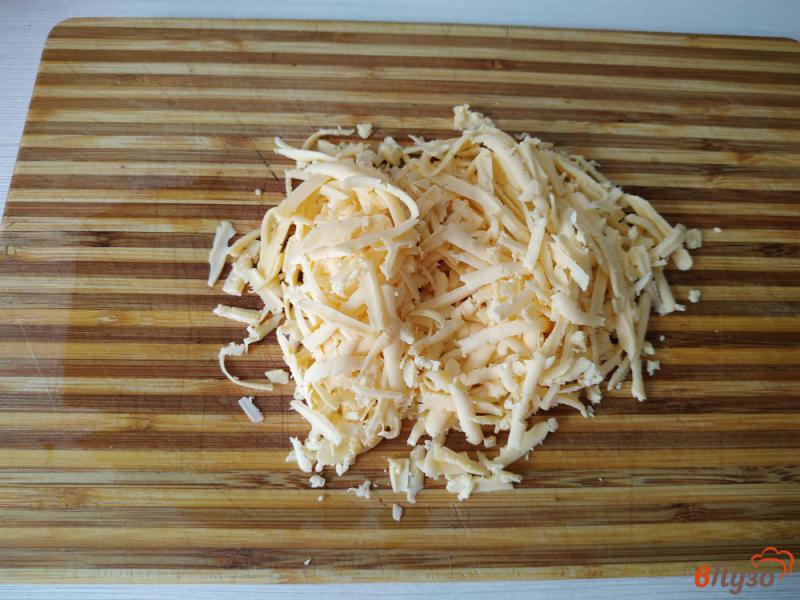 Фото приготовление рецепта: Рисовые котлеты с сыром и яйцом шаг №2