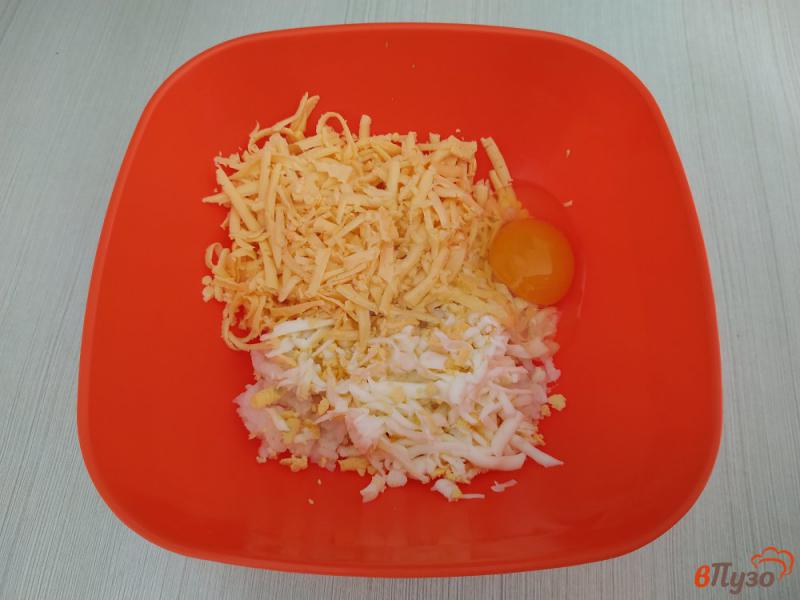 Фото приготовление рецепта: Рисовые котлеты с сыром и яйцом шаг №4