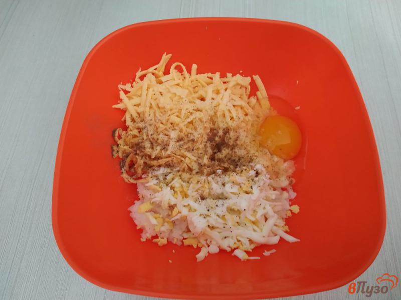 Фото приготовление рецепта: Рисовые котлеты с сыром и яйцом шаг №5