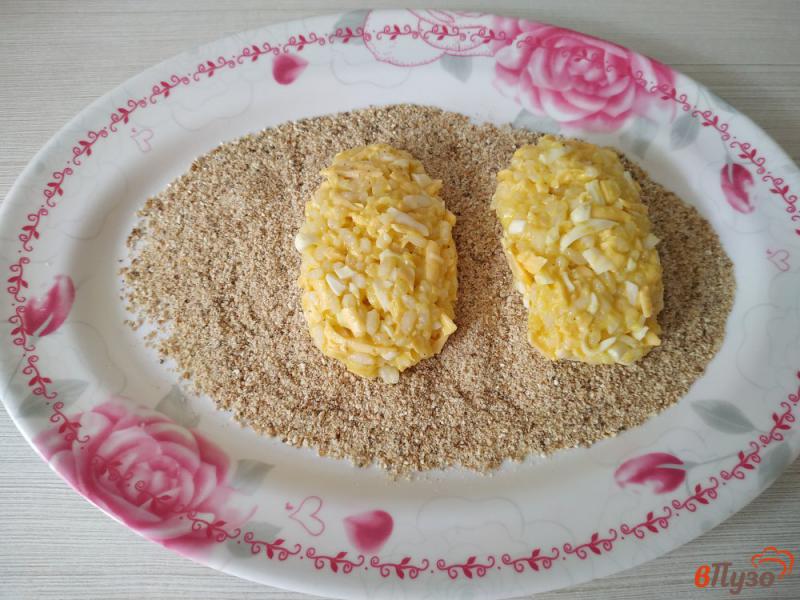 Фото приготовление рецепта: Рисовые котлеты с сыром и яйцом шаг №6