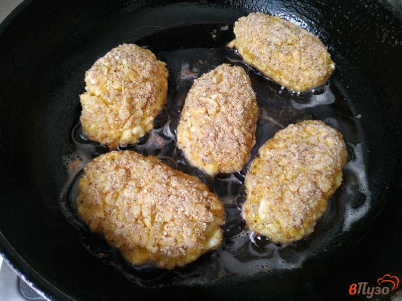 Фото приготовление рецепта: Рисовые котлеты с сыром и яйцом шаг №7