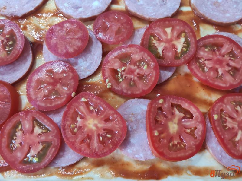 Фото приготовление рецепта: Пицца на слоёном тесте с колбасой и помидорами шаг №5