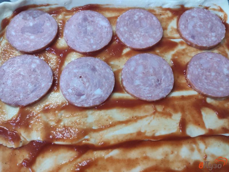 Фото приготовление рецепта: Пицца на слоёном тесте с колбасой и помидорами шаг №4