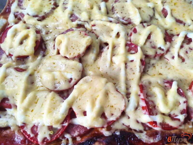 Фото приготовление рецепта: Пицца на слоёном тесте с колбасой и помидорами шаг №8