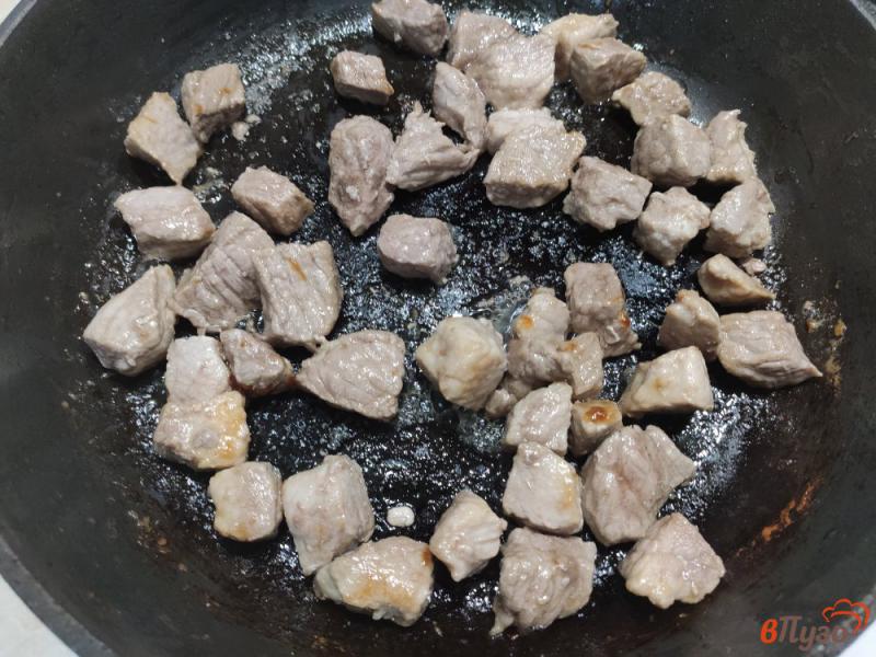 Фото приготовление рецепта: Свинина с баклажанами и шампиньонами в сметане шаг №1