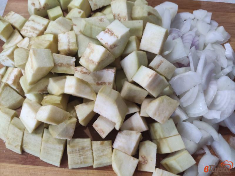 Фото приготовление рецепта: Свинина с баклажанами и шампиньонами в сметане шаг №2