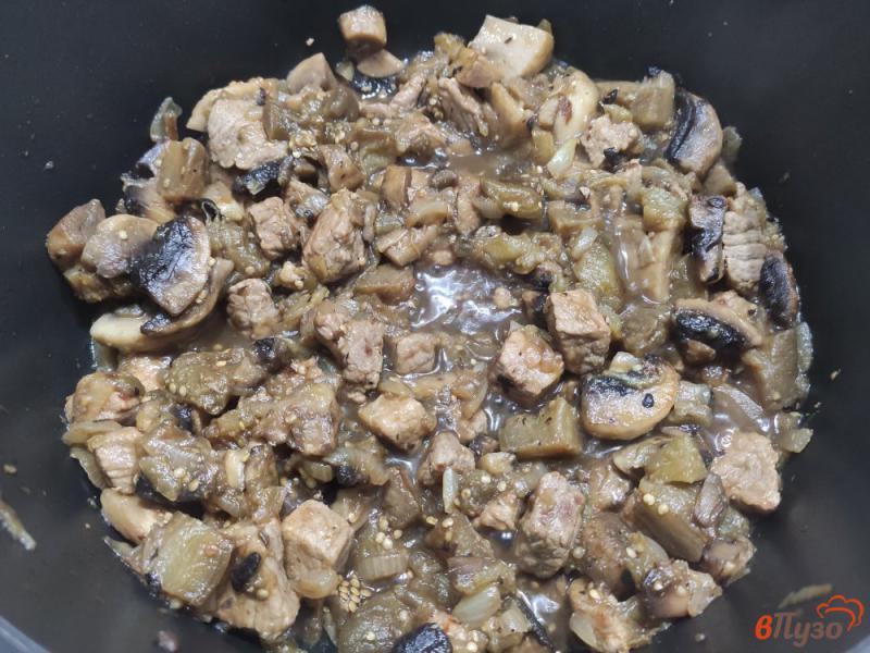 Фото приготовление рецепта: Свинина с баклажанами и шампиньонами в сметане шаг №5