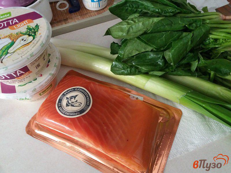 Фото приготовление рецепта: Пирожки из слоено-дрожжевого теста с луком пореем шпинатом и копченым лососем шаг №2