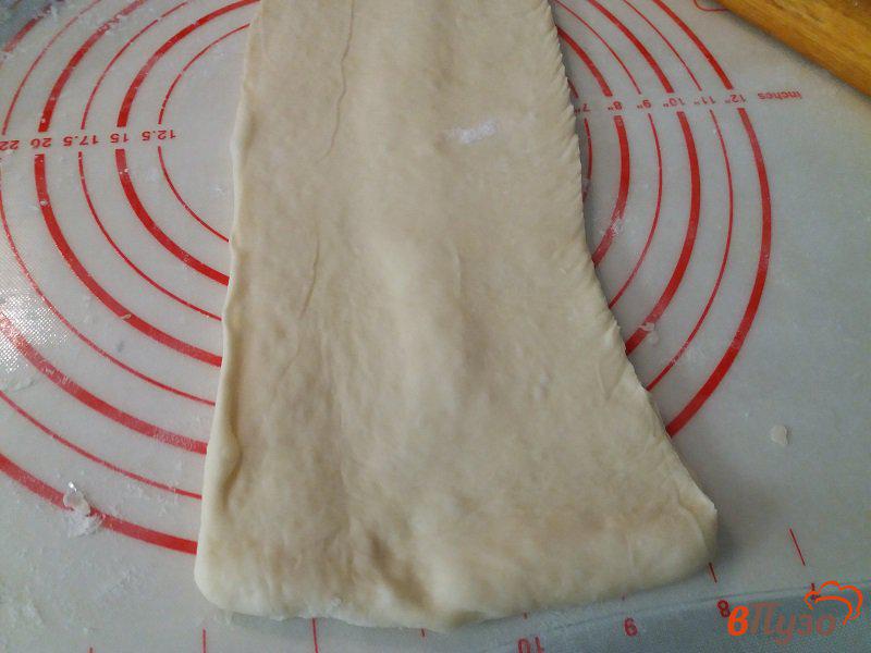 Фото приготовление рецепта: Пирожки из слоено-дрожжевого теста с луком пореем шпинатом и копченым лососем шаг №7