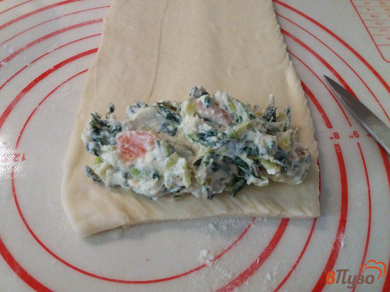 Фото приготовление рецепта: Пирожки из слоено-дрожжевого теста с луком пореем шпинатом и копченым лососем шаг №8