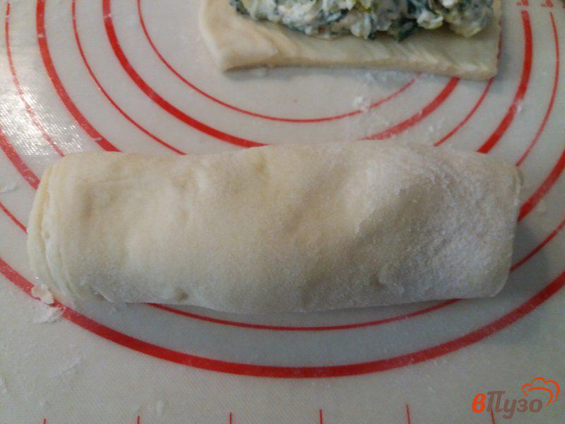 Фото приготовление рецепта: Пирожки из слоено-дрожжевого теста с луком пореем шпинатом и копченым лососем шаг №9